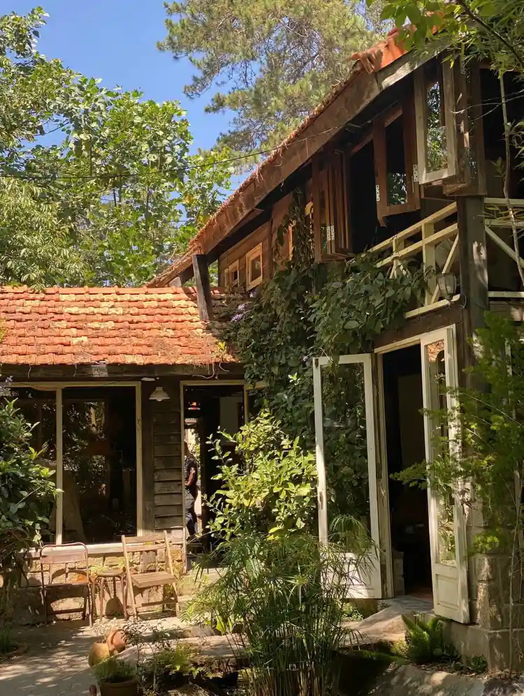 Không gian quán cafe Linh Lam